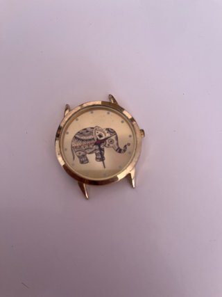 Esfera de reloj dorada con elefante