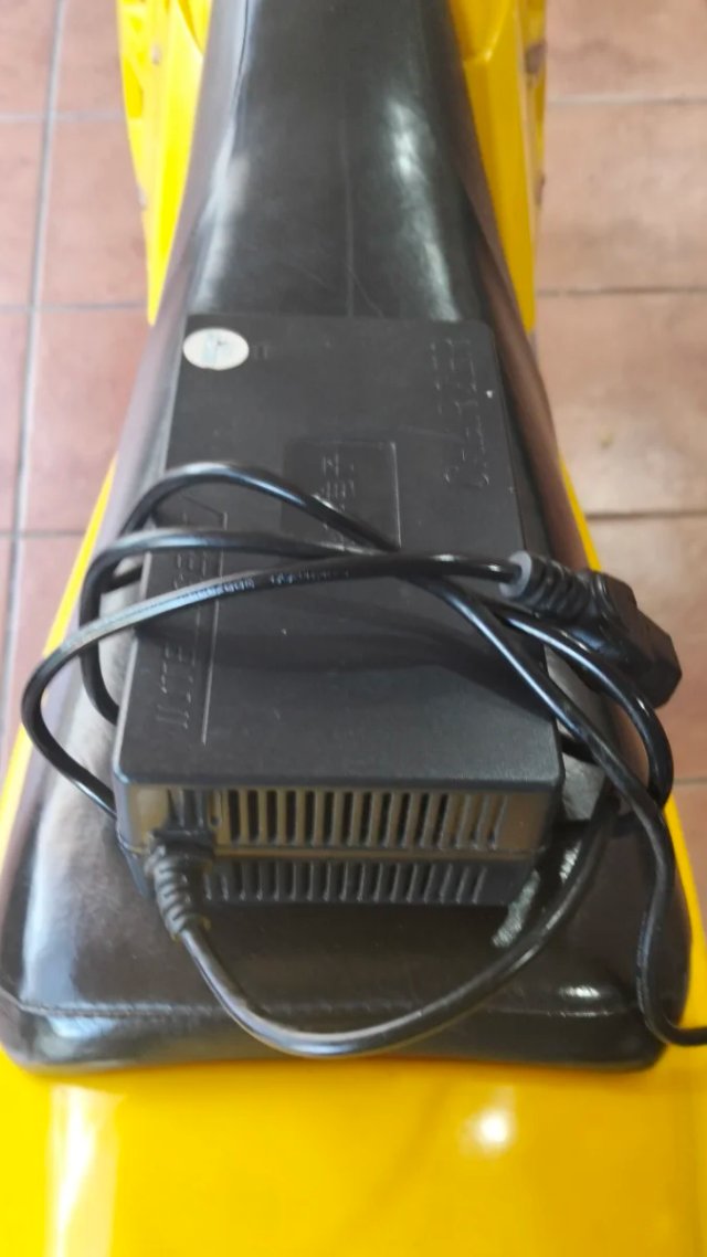 Moto infantil eléctrica amarilla