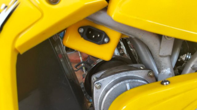 Moto infantil eléctrica amarilla