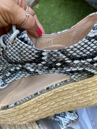 Alpargatas cuña estampado serpiente