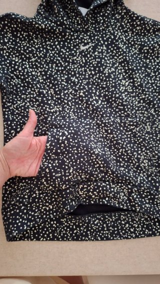 Sudadera Nike niña, negra con estrellas doradas