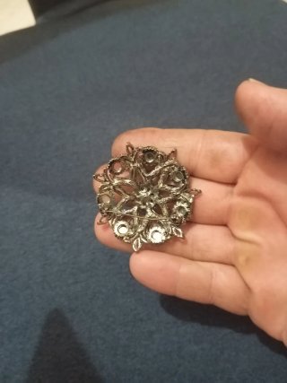 Broche vintage con pedrería dorada y verde