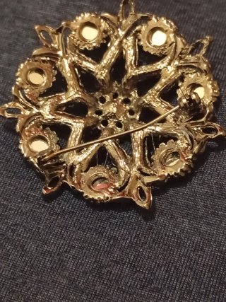 Broche vintage con pedrería dorada y verde