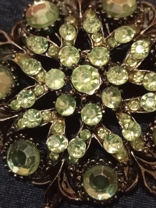 Broche vintage con pedrería dorada y verde