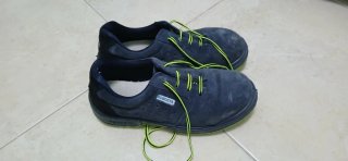 Zapatos de seguridad azules con cordones verdes