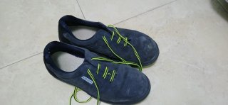 Zapatos de seguridad azules con cordones verdes