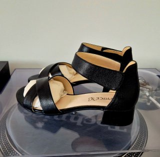 Sandalias de piel natural Caprice.