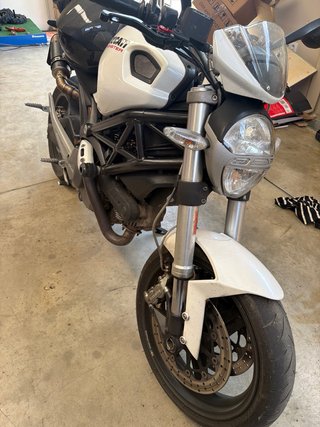 Ducati Monster 696 Blanca