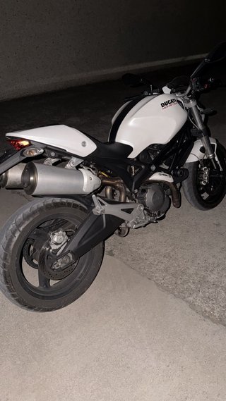 Ducati Monster 696 Blanca