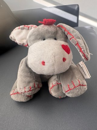 Peluche Burrito Gris con Corazón Rojo