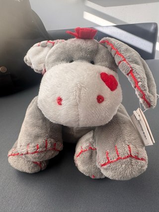 Peluche Burrito Gris con Corazón Rojo
