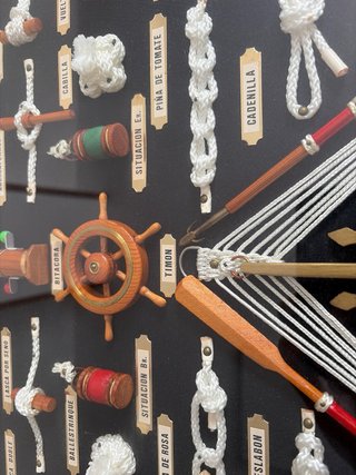 Cuadro de nudos marineros en perfecto estado