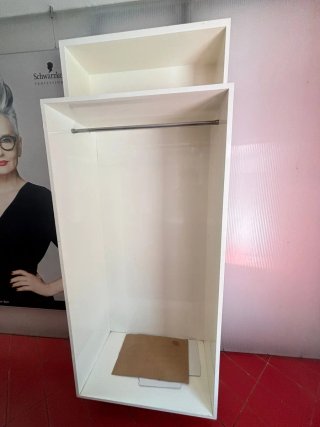 Estanterías blancas y armario abierto