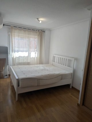 Cama de madera blanca