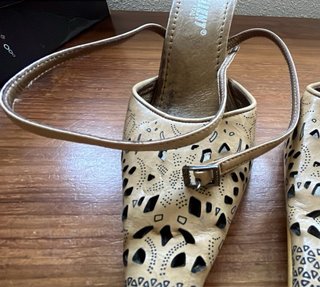 Zapatos de tacón bajo beige