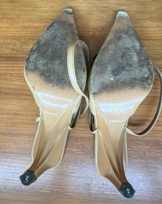 Zapatos de tacón bajo beige