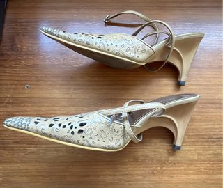 Zapatos de tacón bajo beige