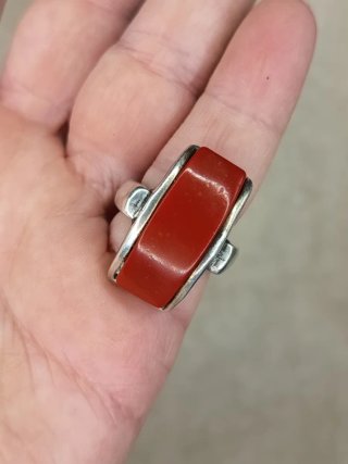 Anillo Uno de 50 con piedra roja