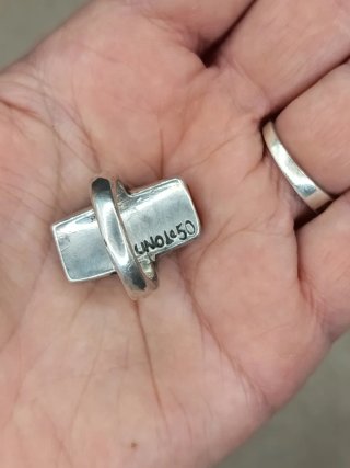 Anillo Uno de 50 con piedra roja