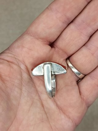 Anillo Uno de 50 con piedra roja