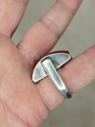 Anillo Uno de 50 con piedra roja