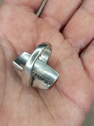 Anillo Uno de 50 con piedra roja