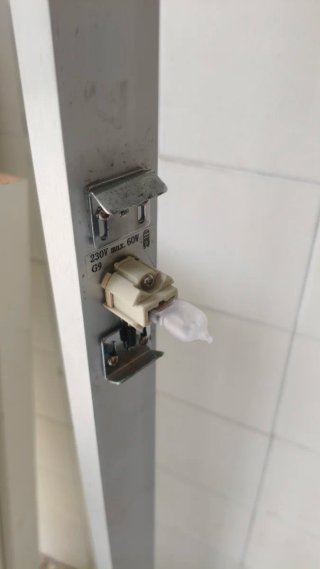 Lámpara de pie con cuatro focos halógenos