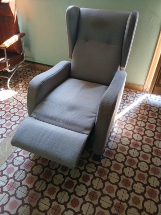 Sillón abatible gris tela