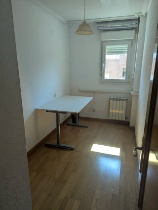 Mesa de escritorio blanca y marrón