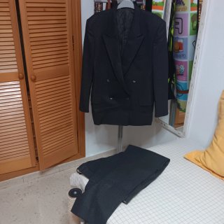 Traje de chaqueta y pantalón negro