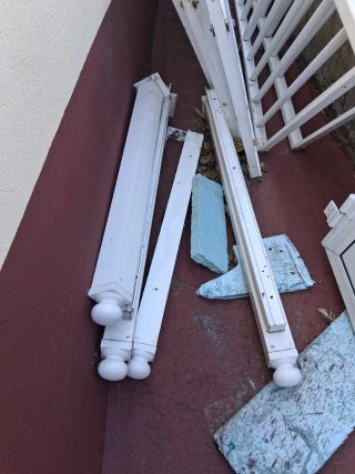 Cancelas y pasamanos blancos