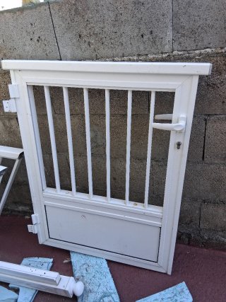 Cancelas y pasamanos blancos