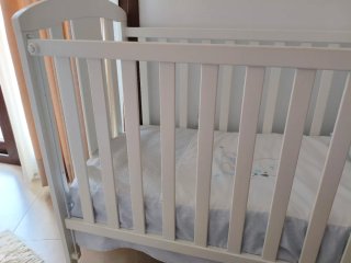 Cuna bebé blanca con colchón y ropa