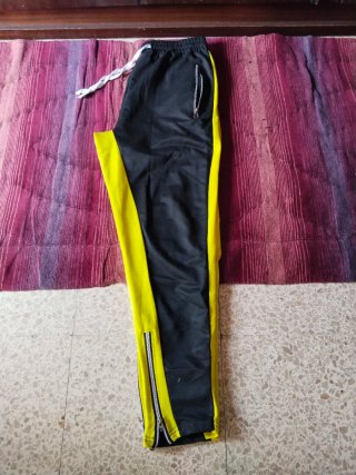 Pantalones de chándal negros y amarillos