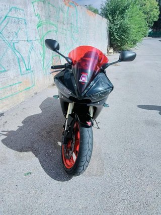 Yamaha R6 Sportbike Negra y Roja