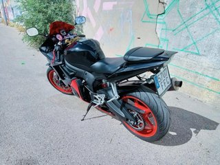 Yamaha R6 Sportbike Negra y Roja