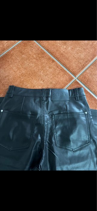 Pantalón polipiel color negro talla S marca Bershk