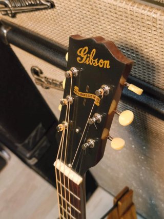 Gibson Custom 1942 Banner J-45 Reissue Sunburst 23