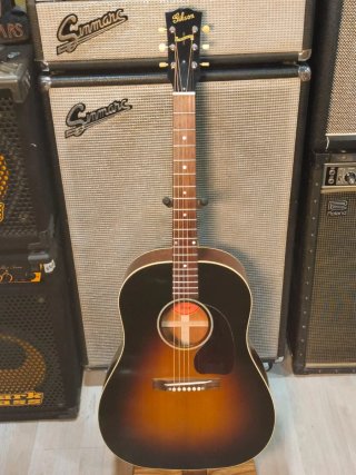 Gibson Custom 1942 Banner J-45 Reissue Sunburst 23