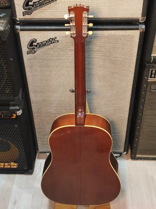 Gibson Custom 1942 Banner J-45 Reissue Sunburst 23