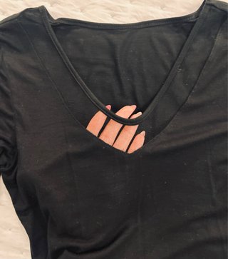 Body negro escote pico manga larga con rejilla