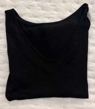 Body negro escote pico manga larga con rejilla