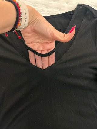 Body negro escote pico manga larga con rejilla