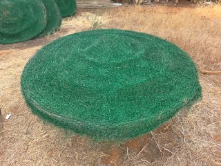 Se venden sombrillas de esparto completas con palo