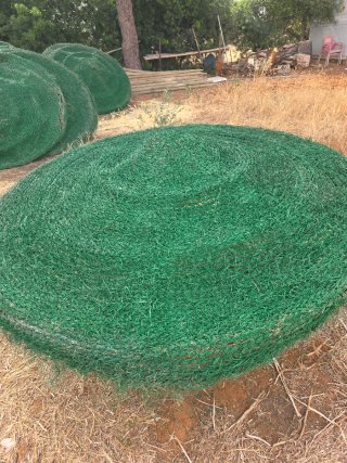 Se venden sombrillas de esparto completas con palo
