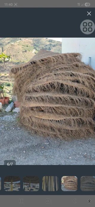 Se venden sombrillas de esparto completas con palo