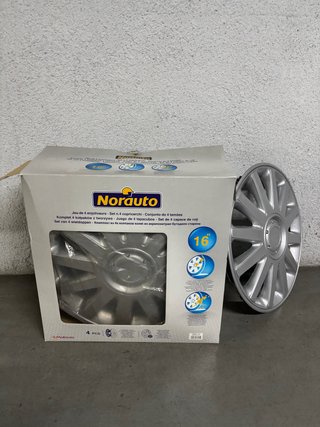 4 tapacubos Norauto de 16 pulgadas.