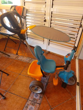 Triciclo infantil con parasol como nuevo