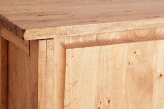 Vetrina Country in legno massello di tiglio con fi