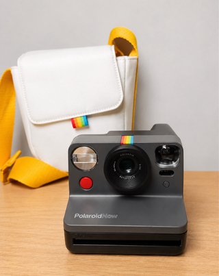 Cámara Polaroid Now + Funda